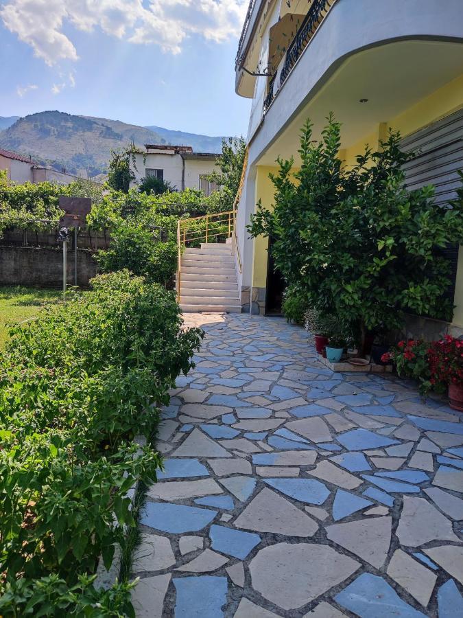 Cheerful 2 Bedroom Villa With Free Parking. Gjirokastra Kültér fotó